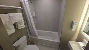 Combined shower/tub, free toiletries, hair dryer, towels