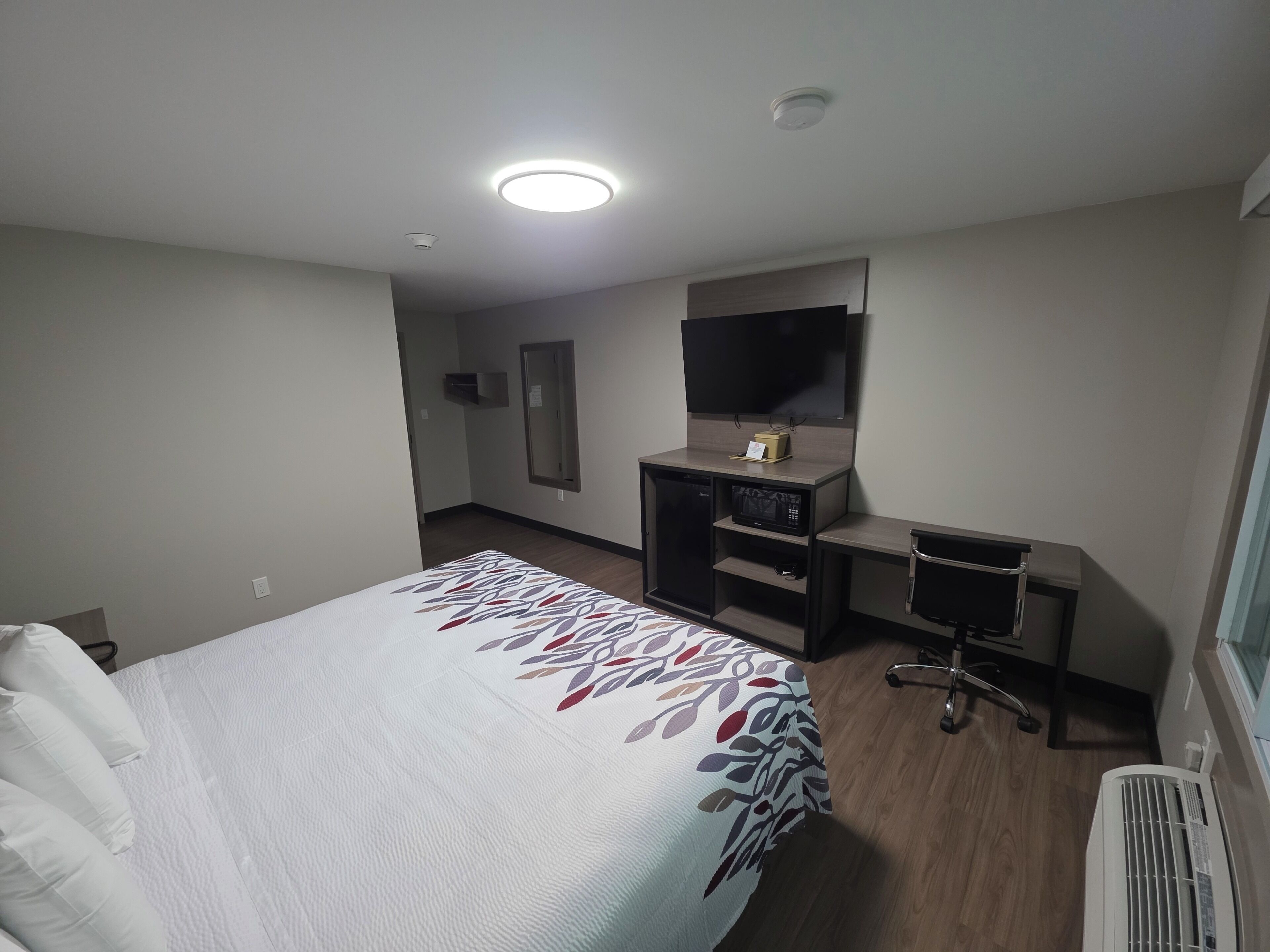 Deluxe Room, 1 King Bed, Non Smoking | Desk, blackout drapes, WiFi (free), bed sheets