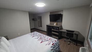 Deluxe Room, 1 King Bed, Non Smoking | Desk, blackout drapes, WiFi (free), bed sheets