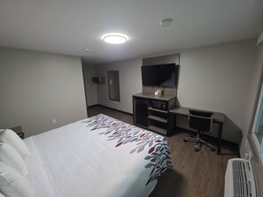 Deluxe Room, 1 King Bed, Non Smoking | Desk, blackout drapes, WiFi (free), bed sheets - Red Roof Inn Sutton (Sutton)