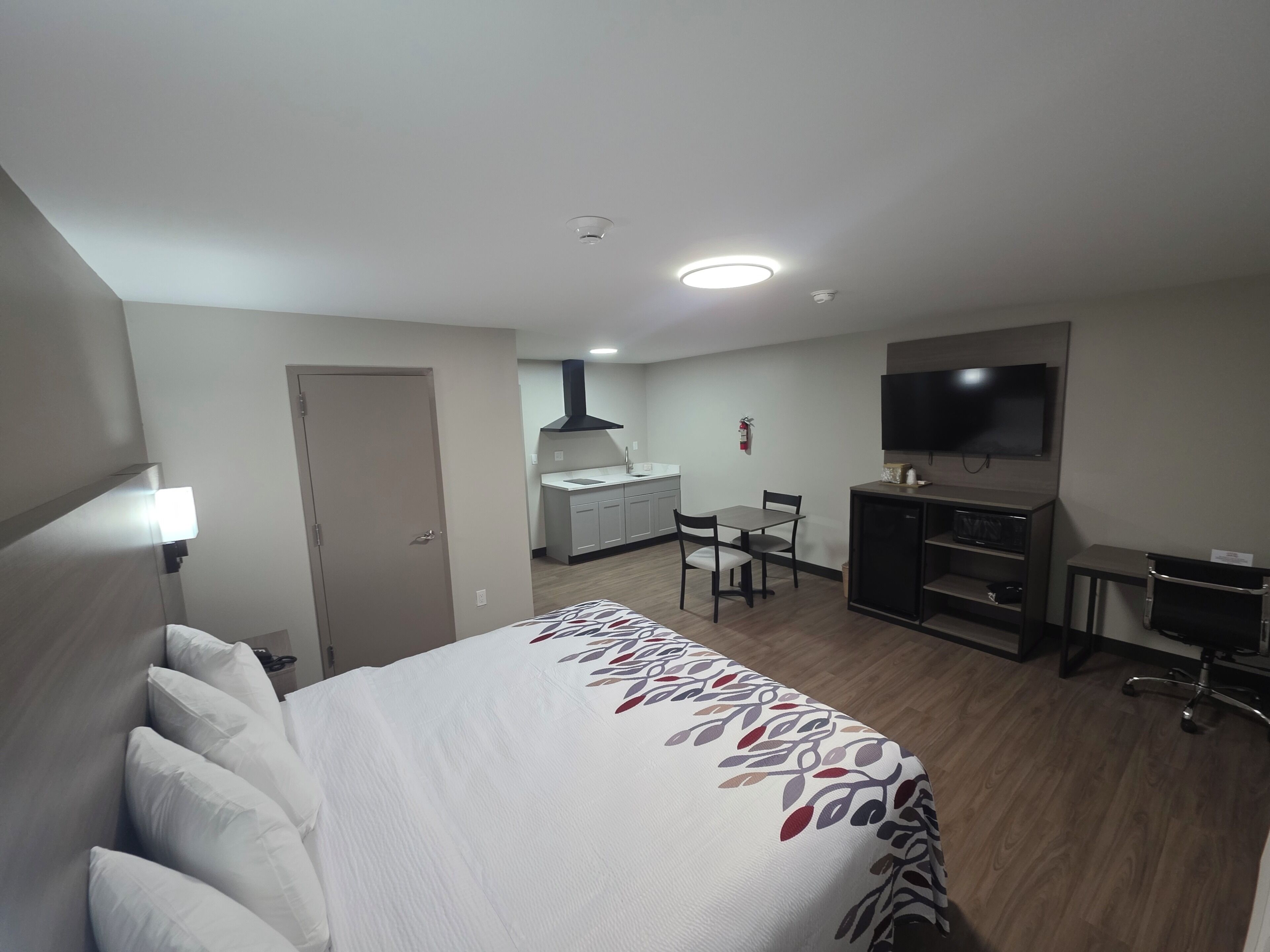 Chambre Deluxe, 1 très grand lit, non-fumeurs, cuisine | Bureau, rideaux occultants, Wi-Fi gratuit, draps fournis