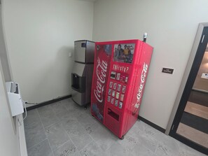 Vending machine - Red Roof Inn Sutton (Sutton)