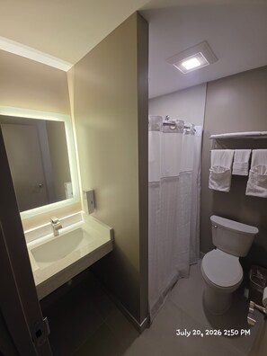 Deluxe-Zimmer, 1 King-Bett, Nichtraucher | Badezimmer | Duschwanne, kostenlose Toilettenartikel, Haartrockner, Handtücher