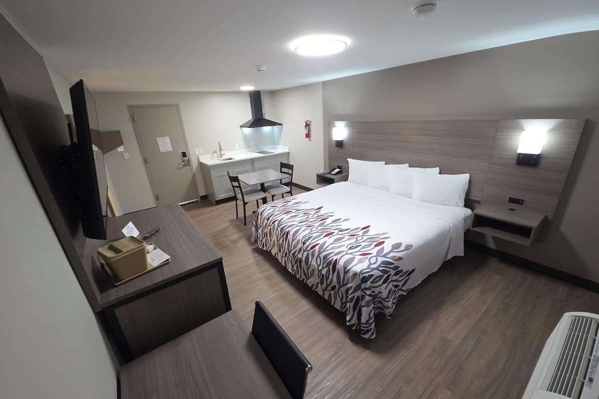 Deluxe Room, 1 King Bed, Non Smoking, Kitchenette | Desk, blackout drapes, WiFi (free), bed sheets