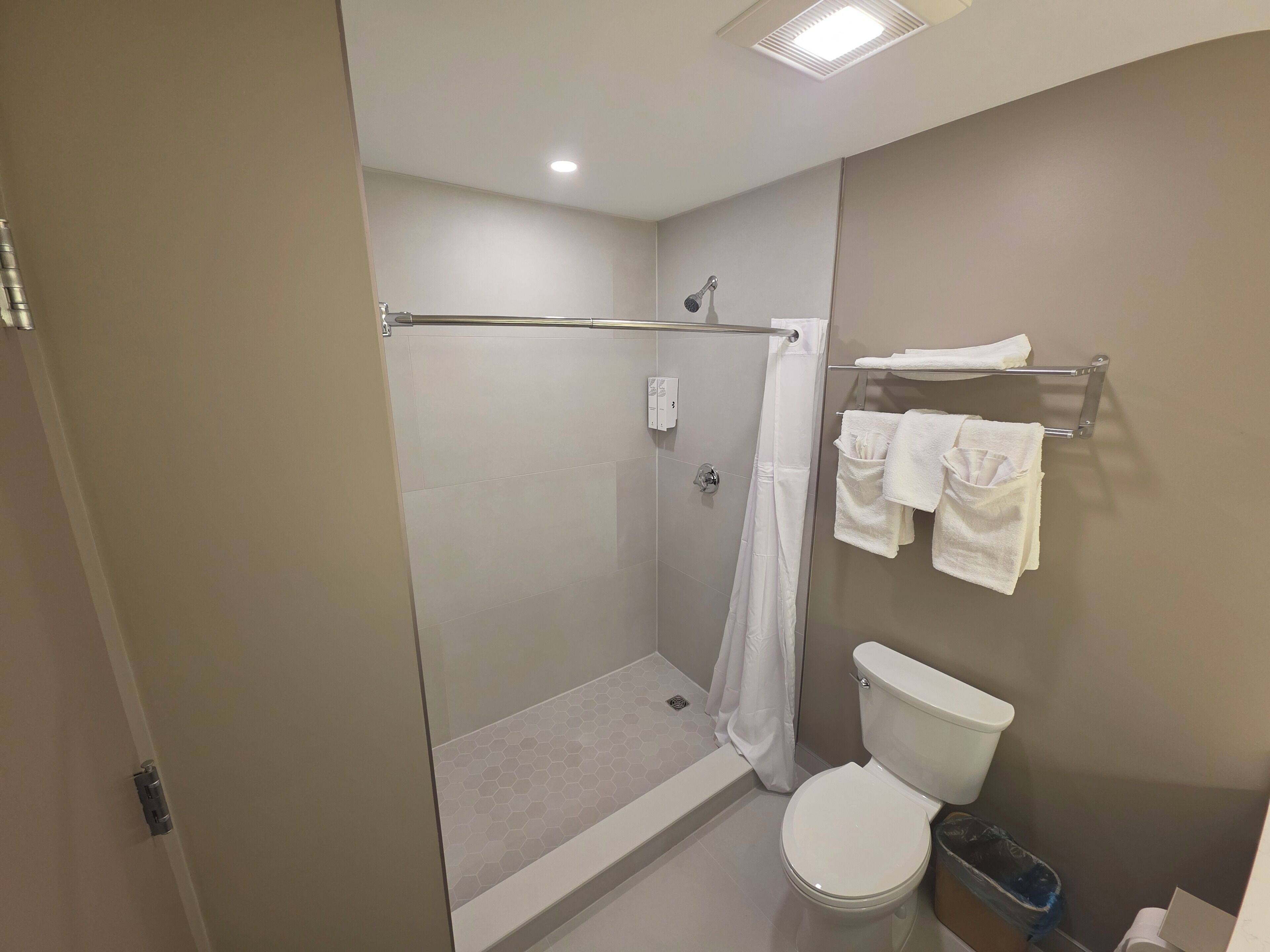 Kombinasi shower/bathtub dan perlengkapan mandi gratis
