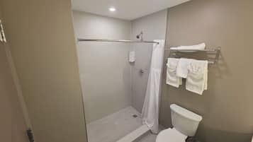 Kombinasi shower/bathtub dan perlengkapan mandi gratis
