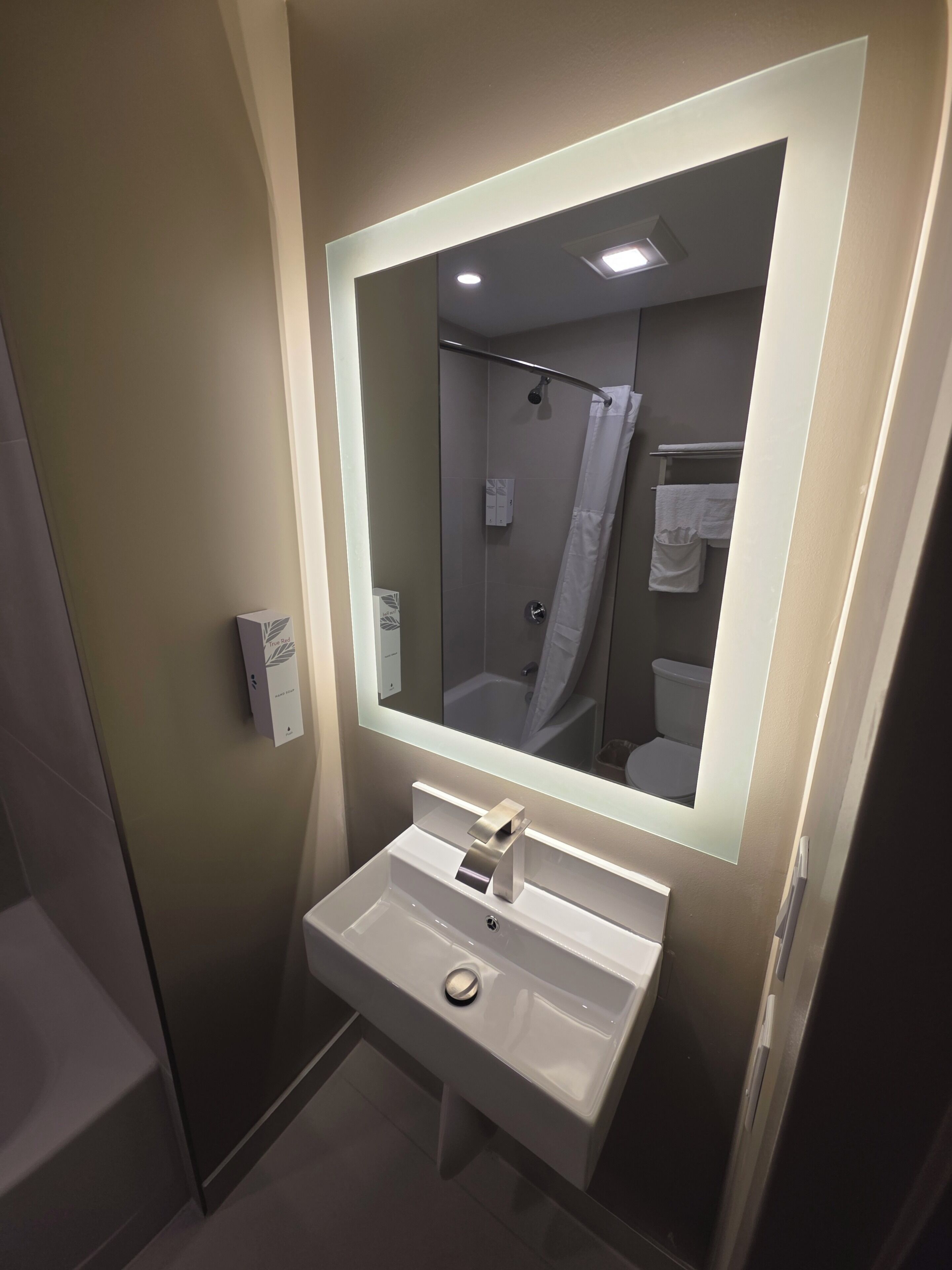 Combined shower/tub, free toiletries, hair dryer, towels