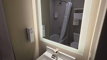 Combined shower/tub, free toiletries, hair dryer, towels