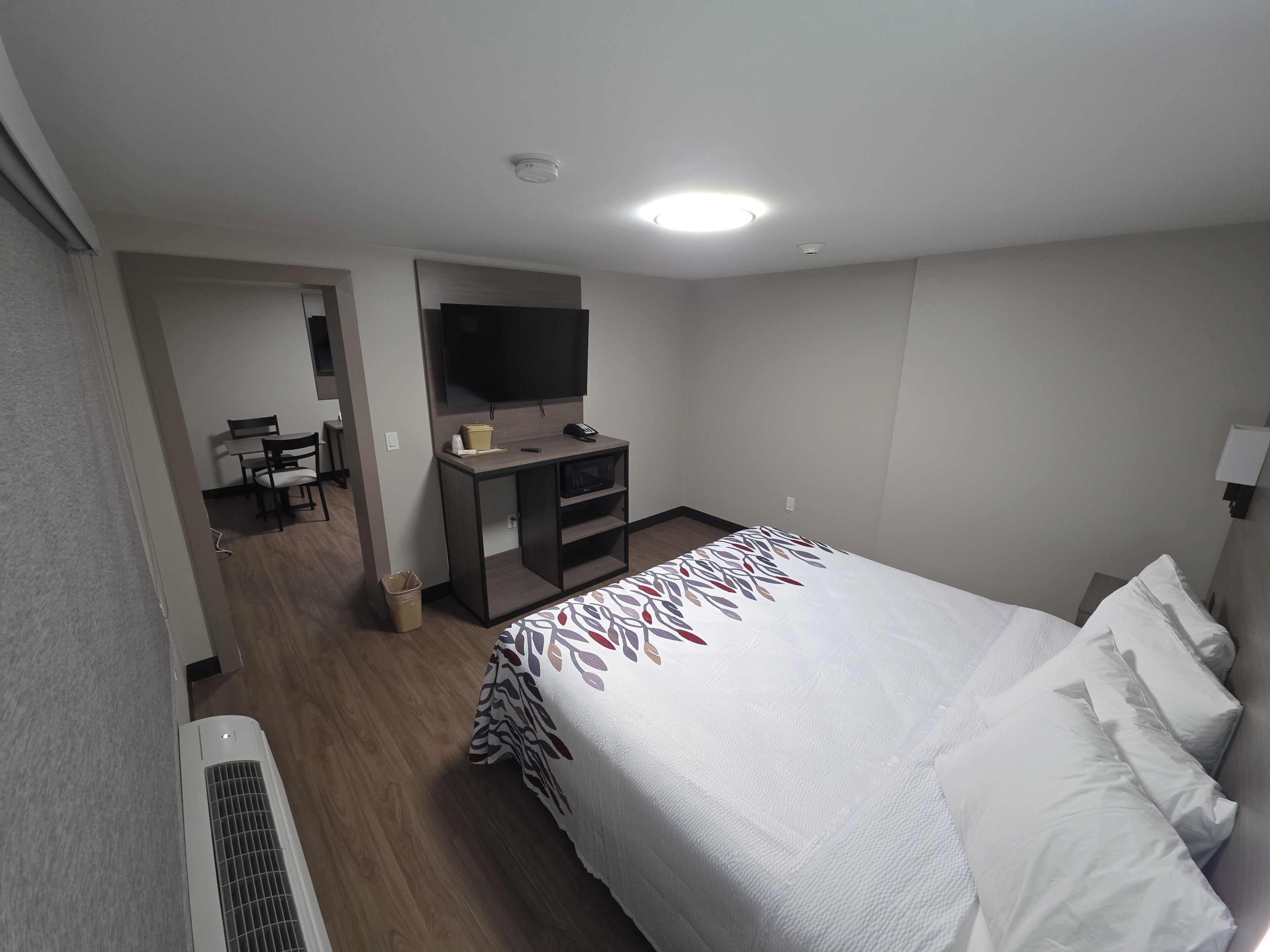 Superior Room, 1 King Bed, Non Smoking, Kitchenette | Desk, blackout drapes, WiFi (free), bed sheets