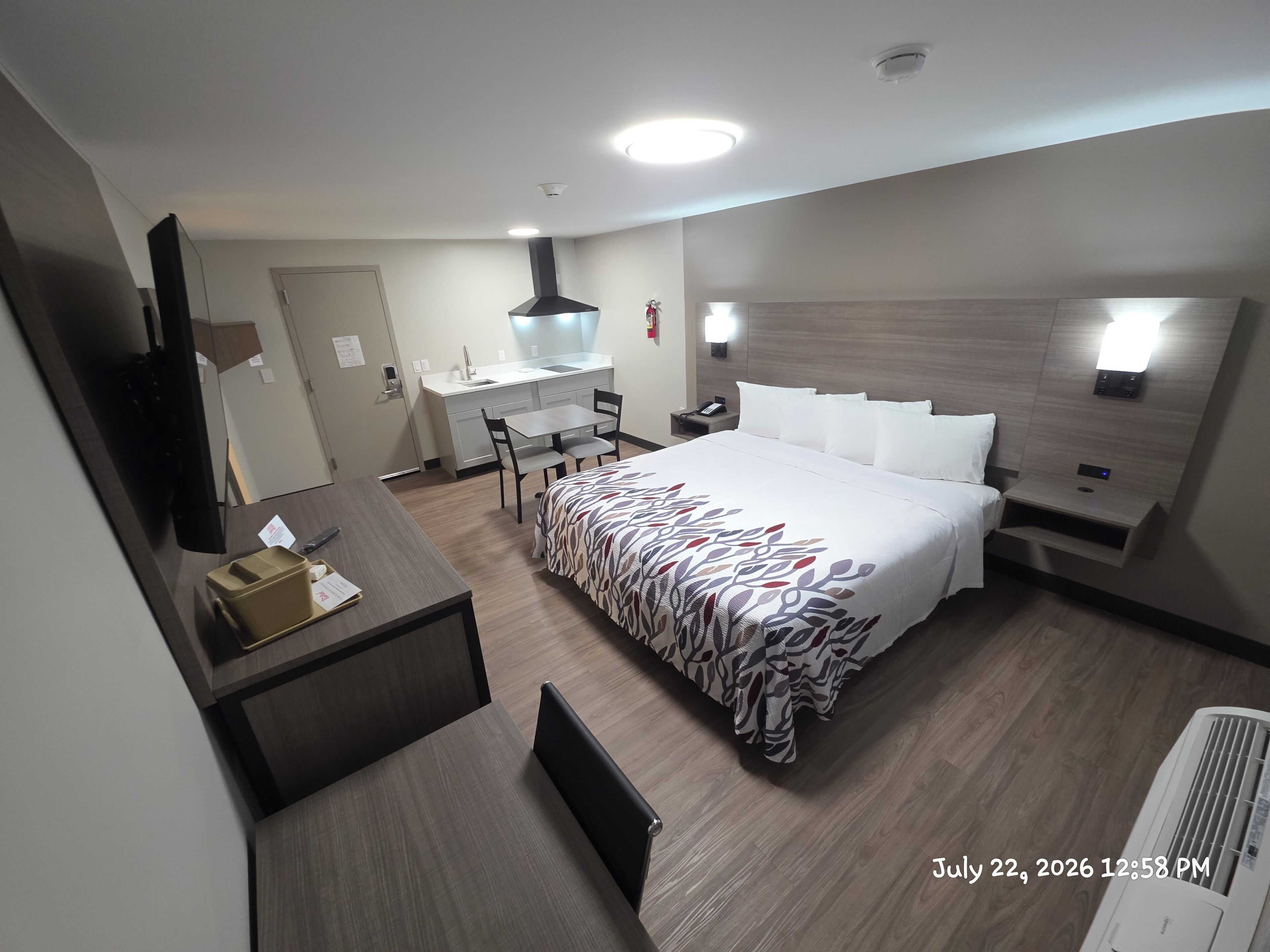 Deluxe Room, 1 King Bed, Non Smoking, Kitchen | Desk, blackout drapes, WiFi (free), bed sheets