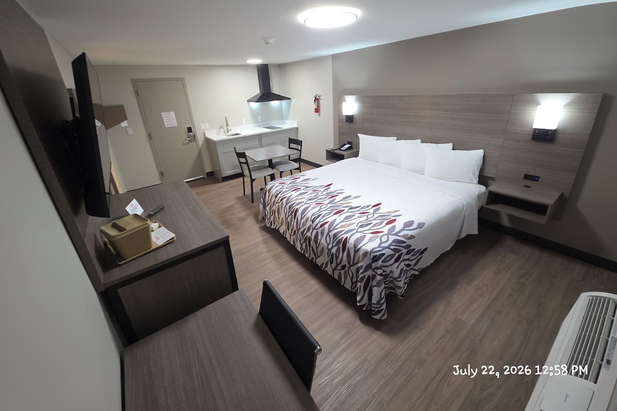 Deluxe Room, 1 King Bed, Non Smoking, Kitchen | Desk, blackout drapes, WiFi (free), bed sheets
