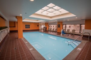 Una piscina cubierta (de 07:00 a 22:00), tumbonas