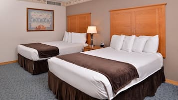 Camera Deluxe, 2 letti queen | Biancheria da letto di alta qualità, una scrivania, postazione laptop