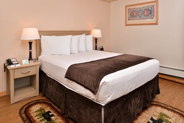 غرفة عادية فردية | أغطية فراش متميزة ومكتب ومساحة عمل للكمبيوتر المحمول وستائر تعتيم