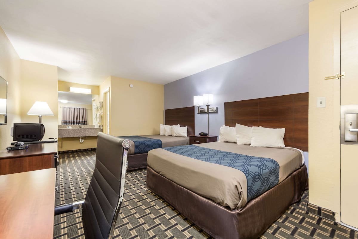 Habitación estándar, 2 camas Queen size, para no fumadores | Ropa de cama de alta calidad y escritorio