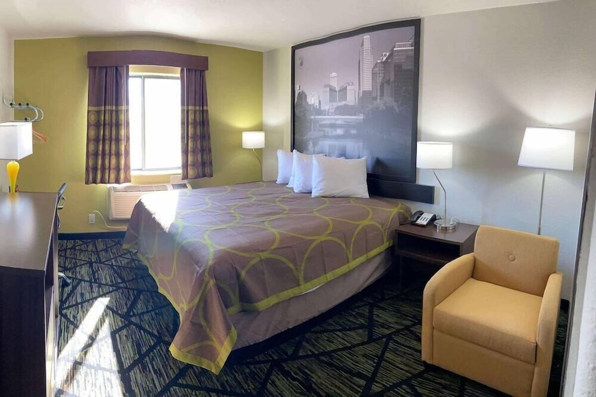 Desk, laptop workspace, free WiFi, bed sheets