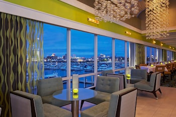 9 restaurants, breakfast, lunch, dinner served; seafood at Golden Nugget