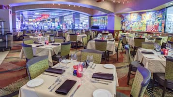 9 Restaurants; Frühstück, Mittagessen und Abendessen werden serviert