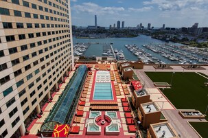 Una piscina al aire libre de temporada, camas de piscina con cargo