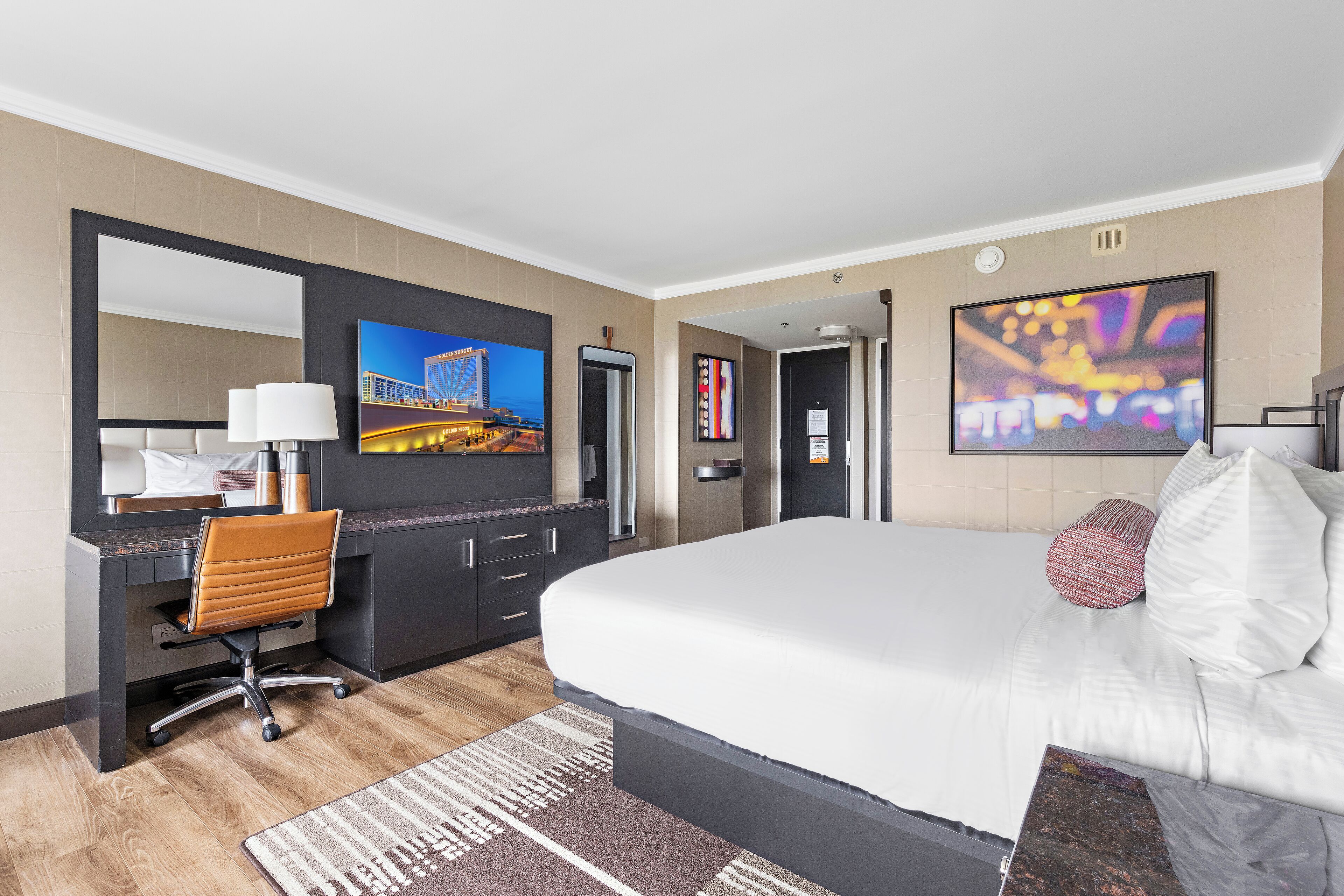 Premier City King Room | In-room safe, desk, blackout drapes, iron/ironing board
