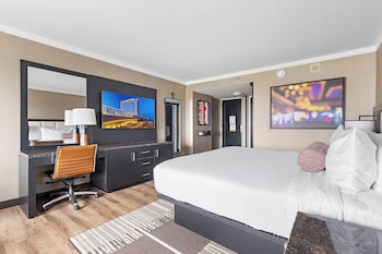 Premier City King Room | In-room safe, desk, blackout drapes, iron/ironing board at Golden Nugget