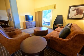 Studio | Phòng khách | TV 