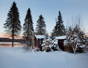 Free WiFi, bed sheets, alarm clocks - Lake Placid Lodge (Lake Placid)