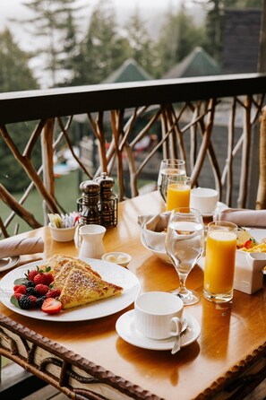 Outdoor dining - Lake Placid Lodge (Lake Placid)