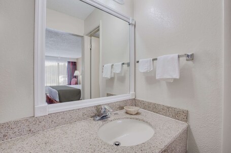 Days Inn by Wyndham Asheville West - Image 15