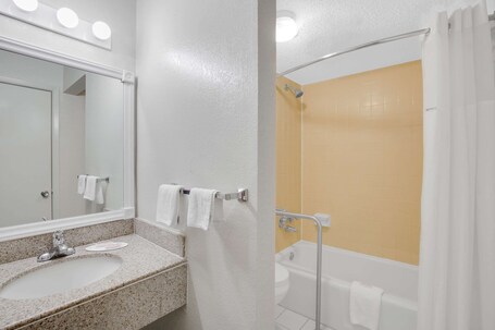 Days Inn by Wyndham Asheville West - Image 22