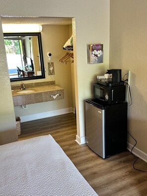 Hydromassage showerhead, free toiletries, hair dryer, towels