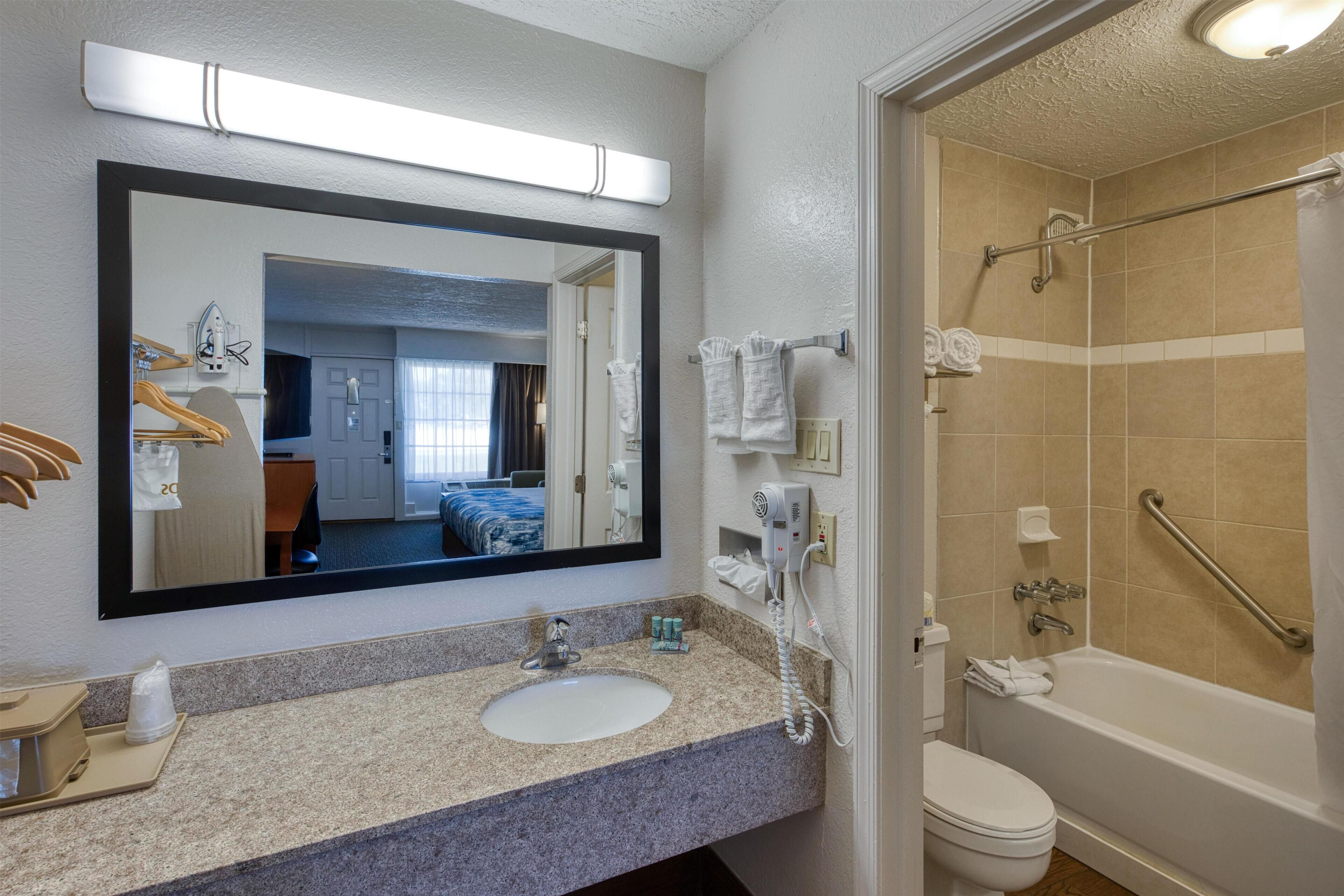 Produtos de toalete grátis, secador de cabelo, toalhas de banho 