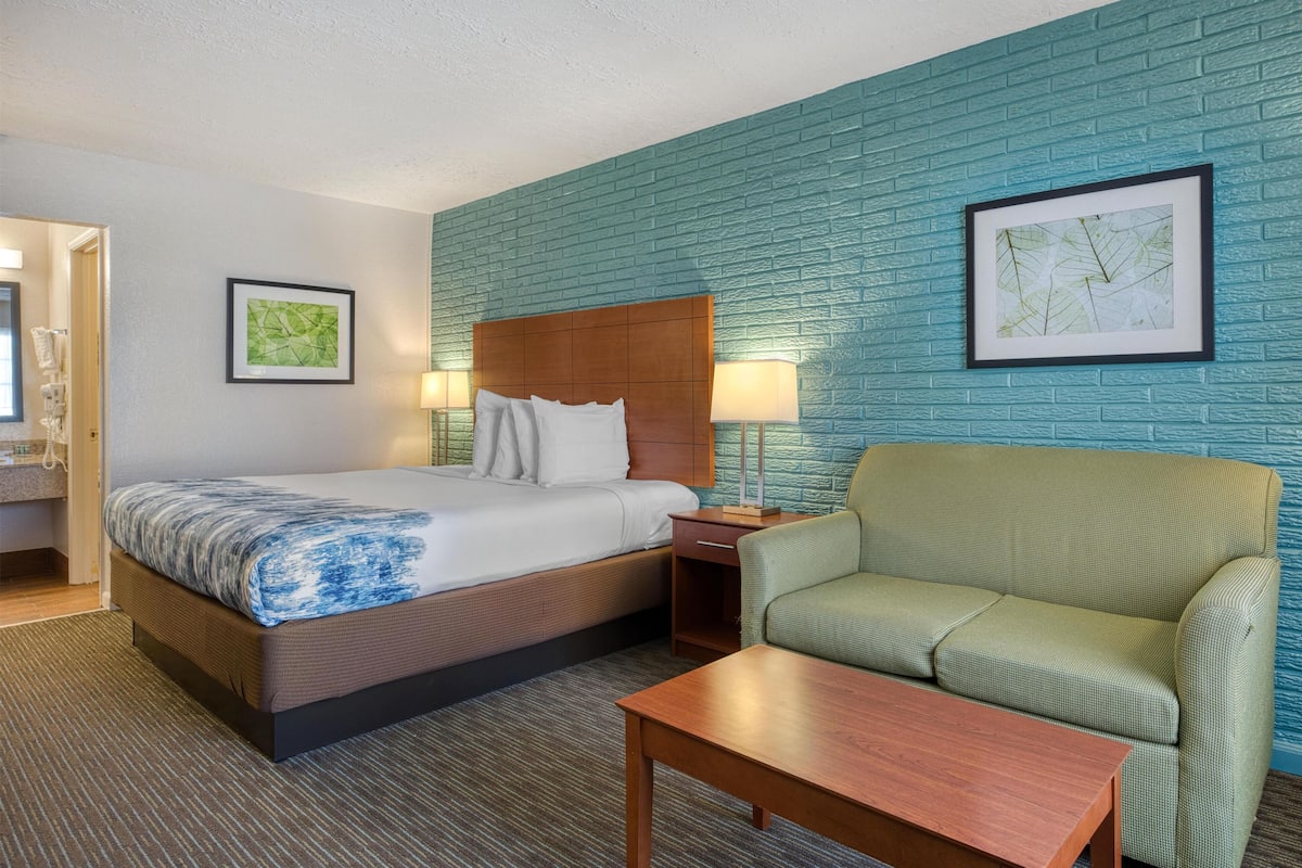 Escritorio, espacio para trabajar con laptop y insonorización