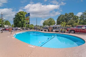 Outdoor pool, sun loungers