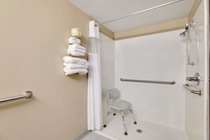 Tina con regadera, amenidades de baño gratuitas, toallas 