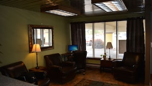Interior entrance - Travelodge by Wyndham Grand Forks (Grand Forks)