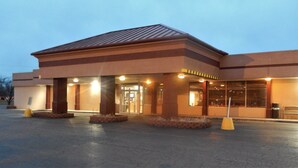 A building with a flat roof, large glass windows, and a central entrance with a door. - Red Roof Inn Ashtabula - Austinburg (Austinburg)