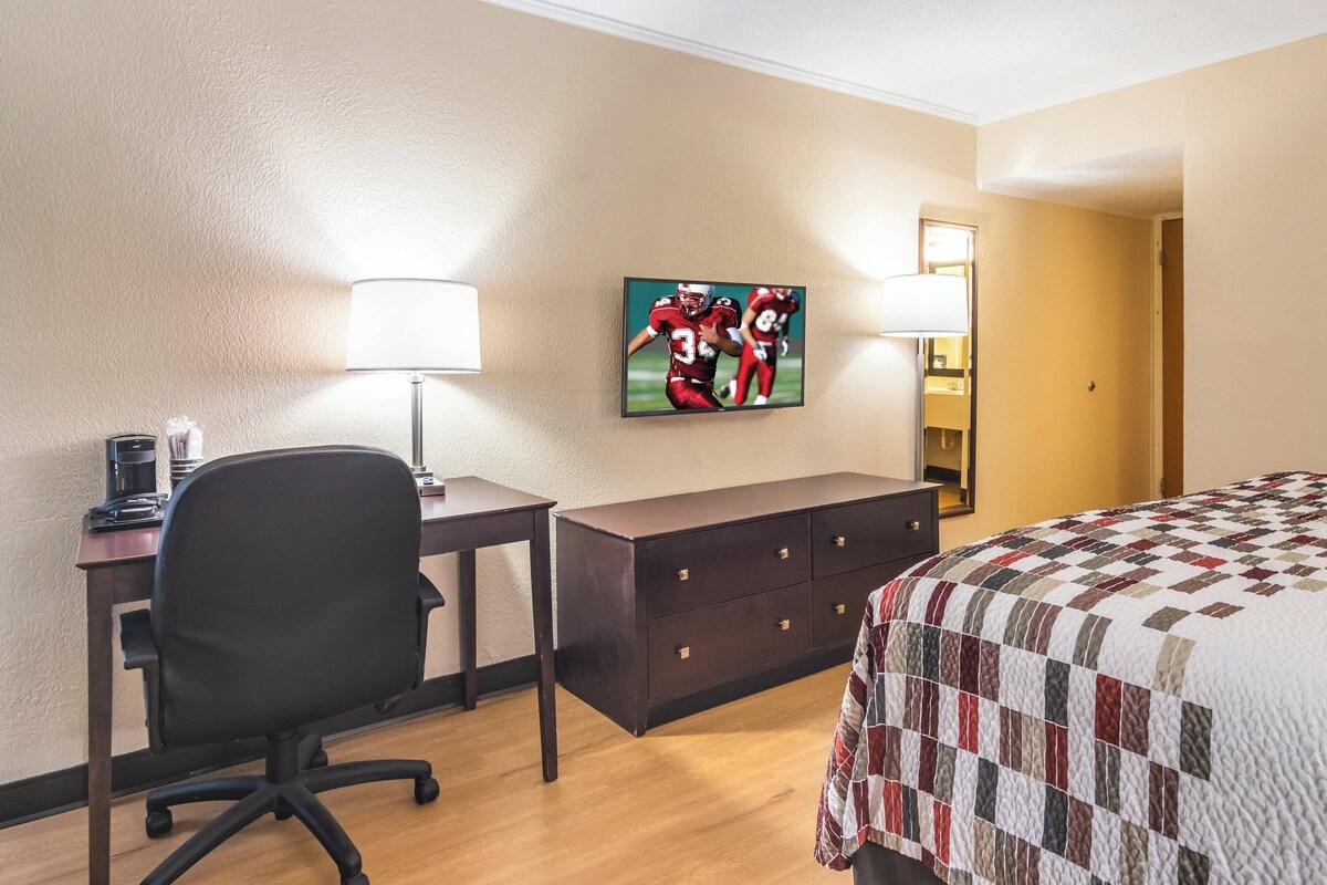 Desk, soundproofing, iron/ironing board, free WiFi