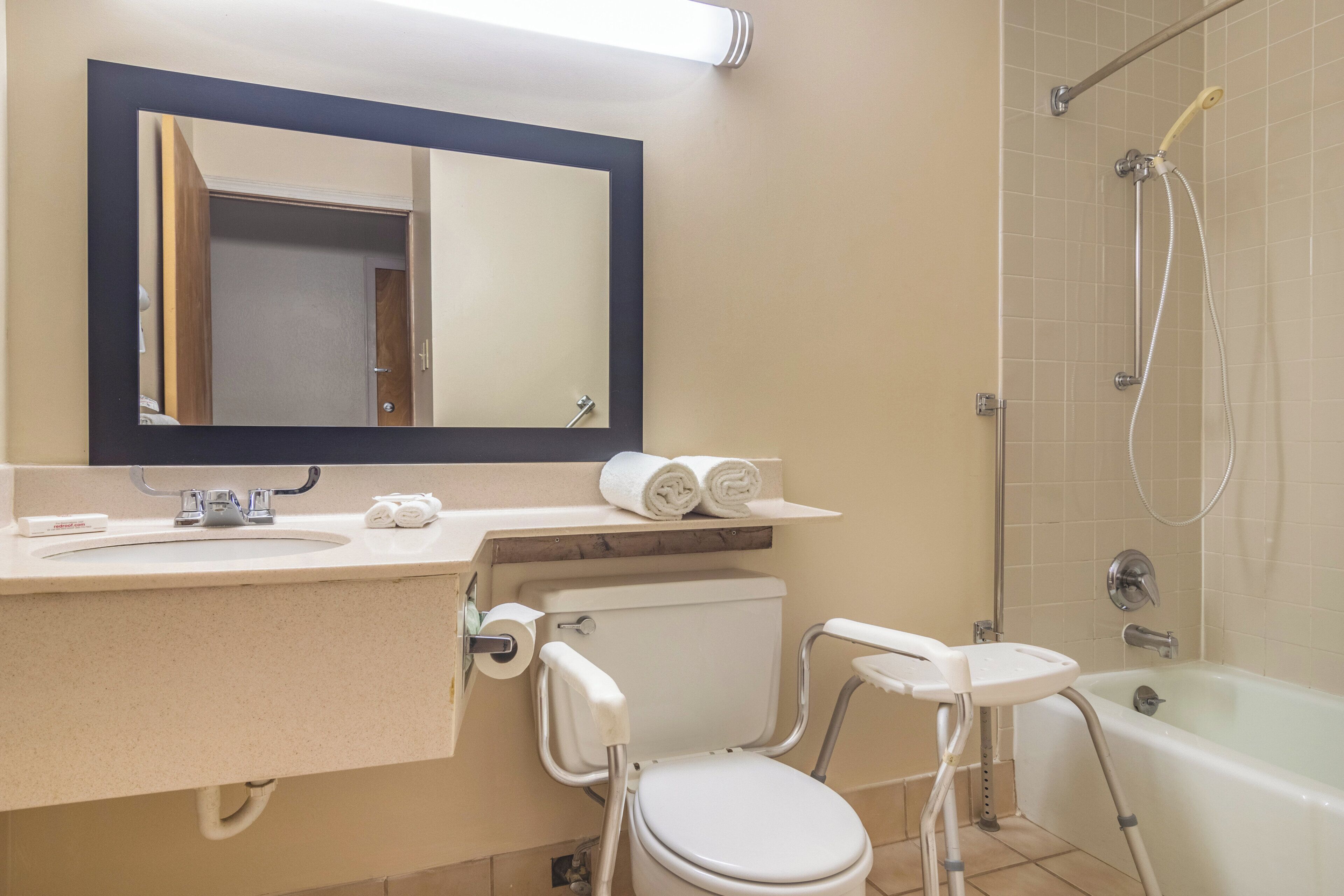 Ein Badezimmer mit Toilette, Bidet und Badewanne.