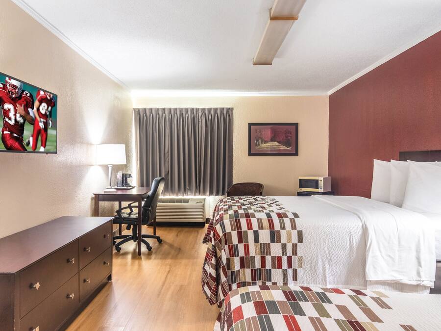 Deluxe kamer, 2 tweepersoonsbedden, niet-roken | Een bureau, geluiddichte muren, een strijkplank/strijkijzer, gratis wifi