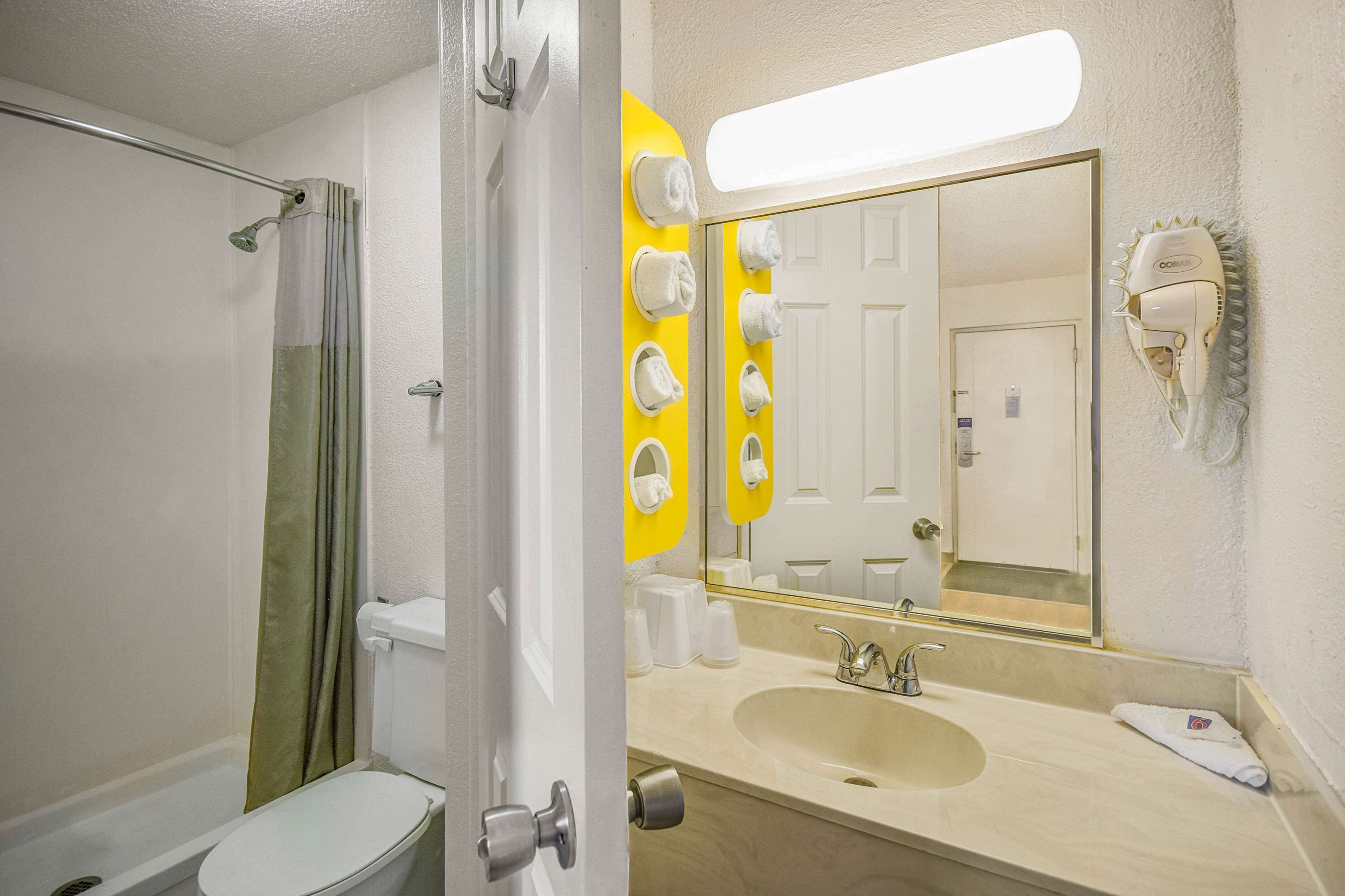 Combined shower/tub, towels