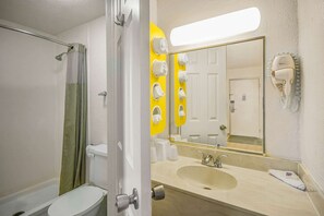 Combined shower/tub, towels