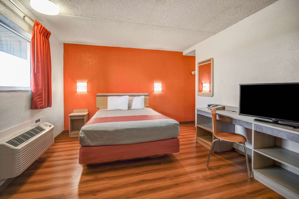 Blackout drapes, free WiFi, bed sheets