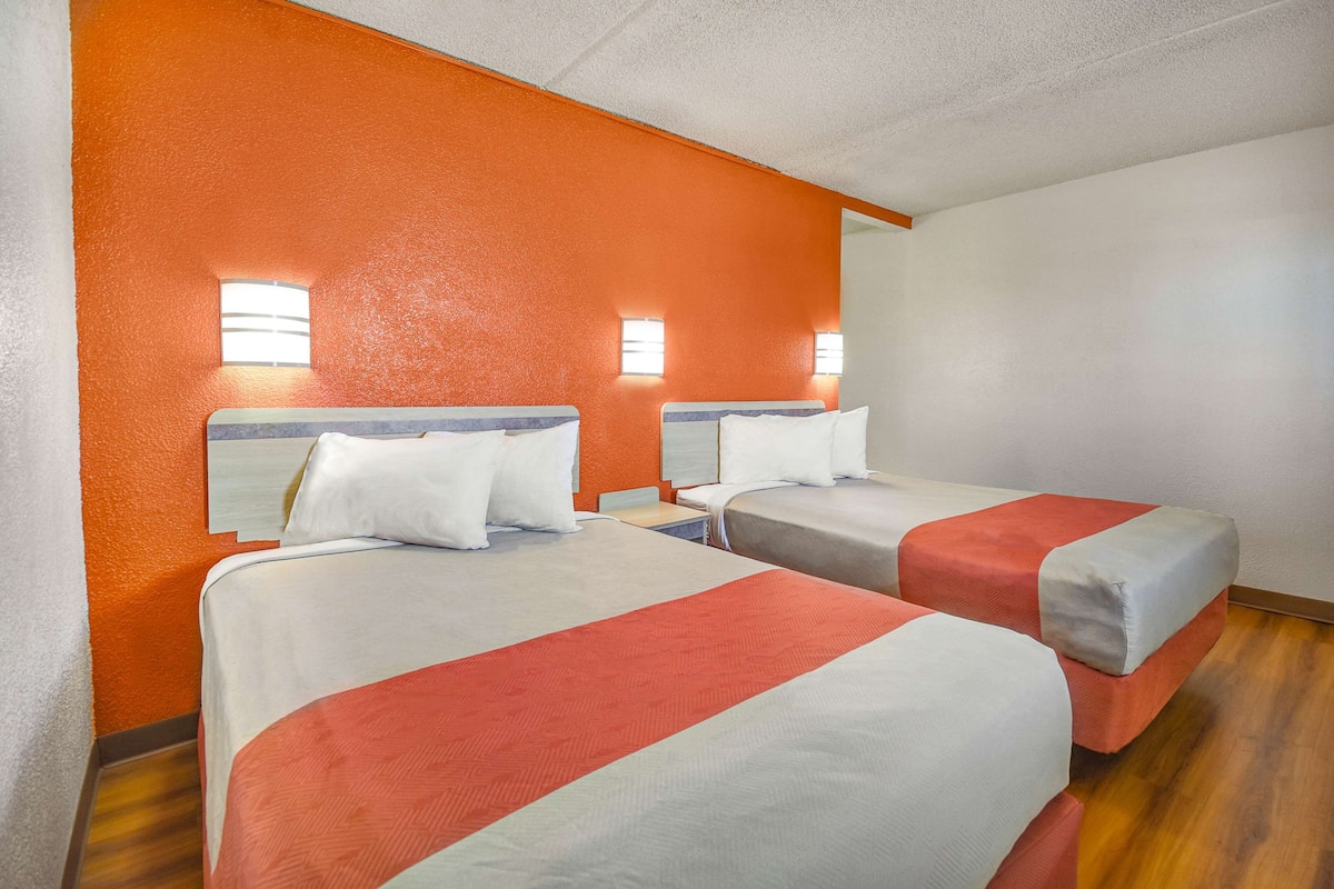 Blackout drapes, free WiFi, bed sheets