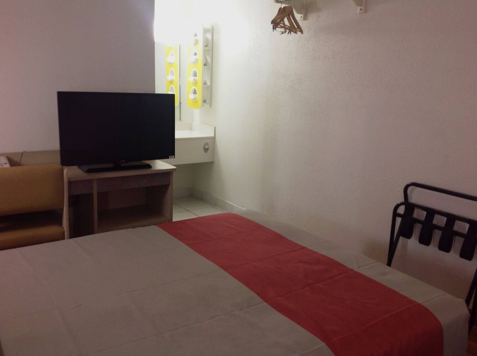 Cortinas blackout, wifi gratis y ropa de cama 