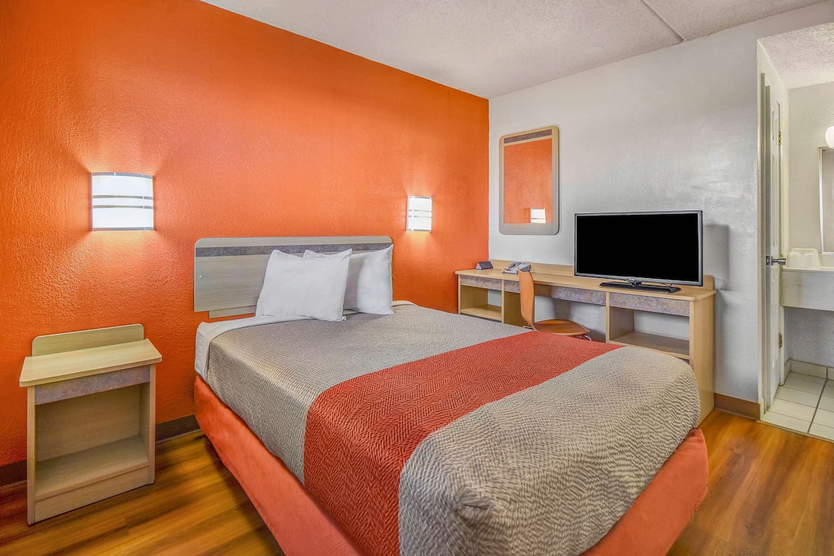 Blackout drapes, free WiFi, bed sheets
