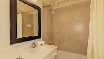 Camera, 2 letti queen, non fumatori | Bagno | Set di cortesia gratuito, asciugacapelli, asciugamani