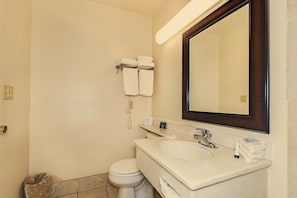 Free toiletries, hair dryer, towels - Americas Best Value Inn Austinburg (Austinburg)