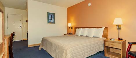 Bureau, fer et planche à repasser, lits bébé (en supplément)