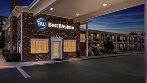 Een hotel met een opvallend 'Best Western' bord, een gevel van baksteen en een overdekte ingang.